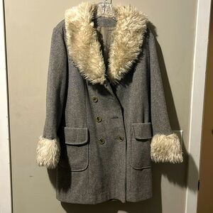 Super cute warm vintage coat. Needs a little TLC.